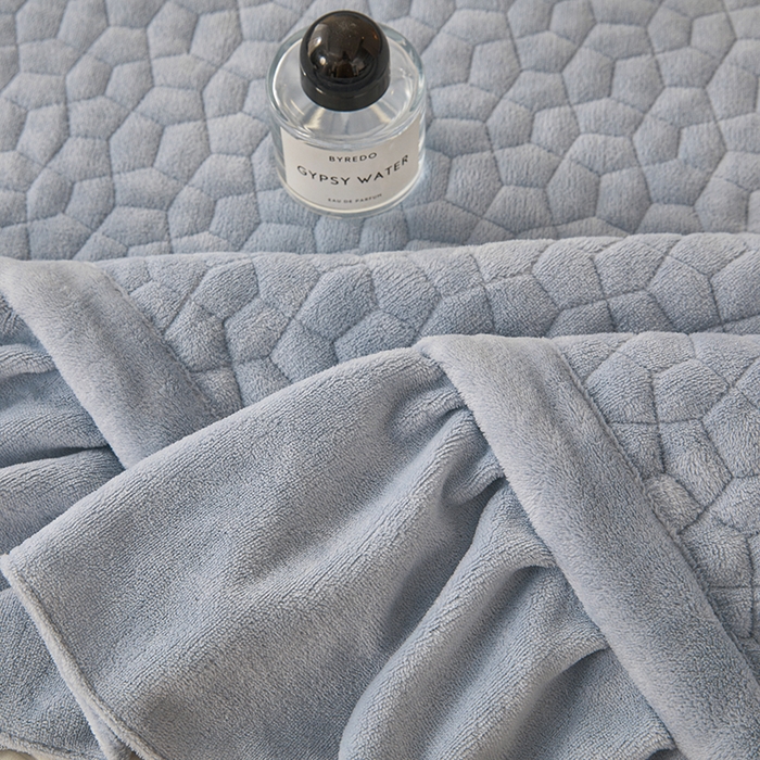 91家纺网 家纺一手货源 找家纺 紫碧螺家纺 2025新款牛奶绒绗绣裙式床盖三件套 银灰