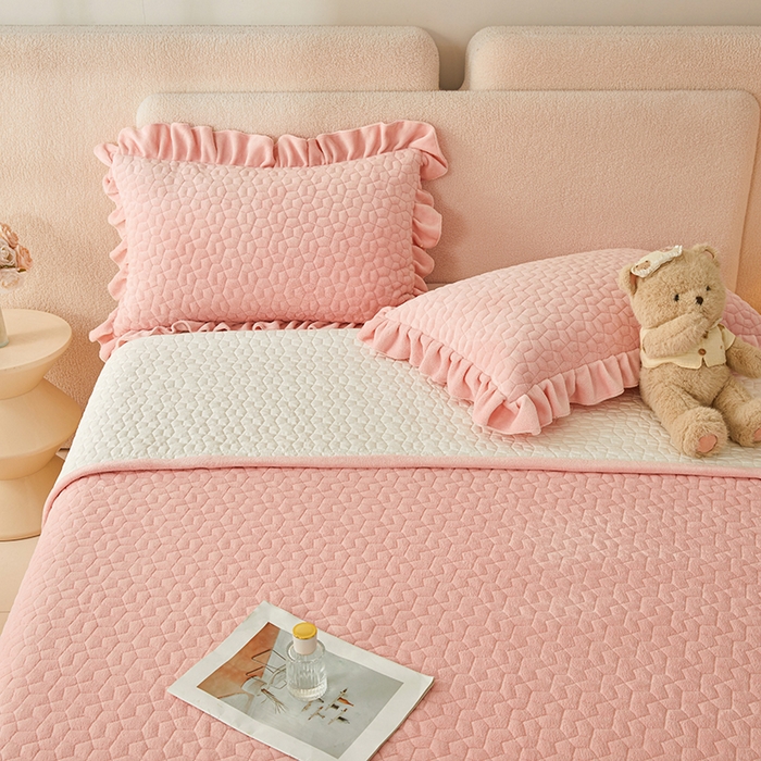 91家纺网 家纺一手货源 找家纺 紫碧螺家纺 2025新款牛奶绒绗绣裙式床盖三件套 粉色