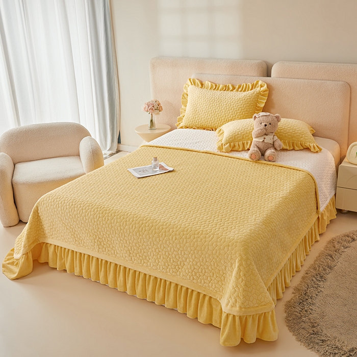 91家纺网 家纺一手货源 找家纺 紫碧螺家纺 2025新款牛奶绒绗绣裙式床盖三件套 暖黄