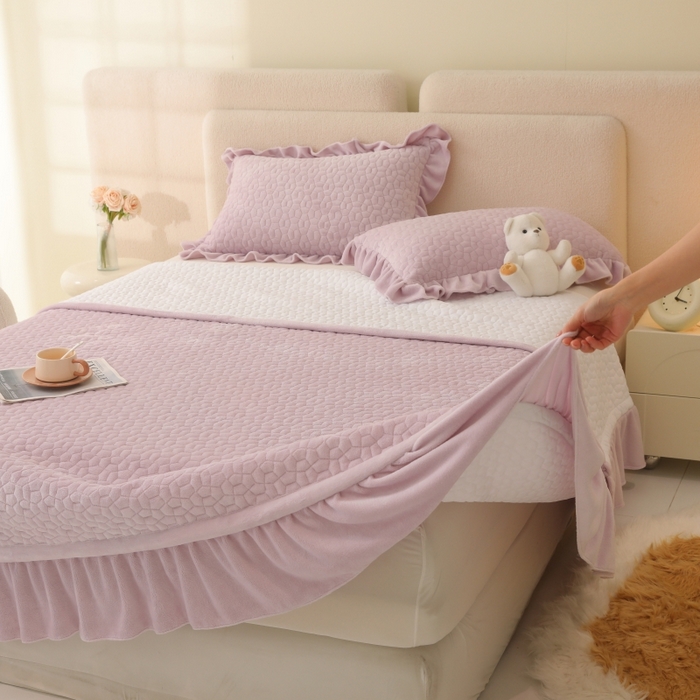 91家纺网 家纺一手货源 找家纺 紫碧螺家纺 2025新款牛奶绒绗绣裙式床盖三件套 浅紫