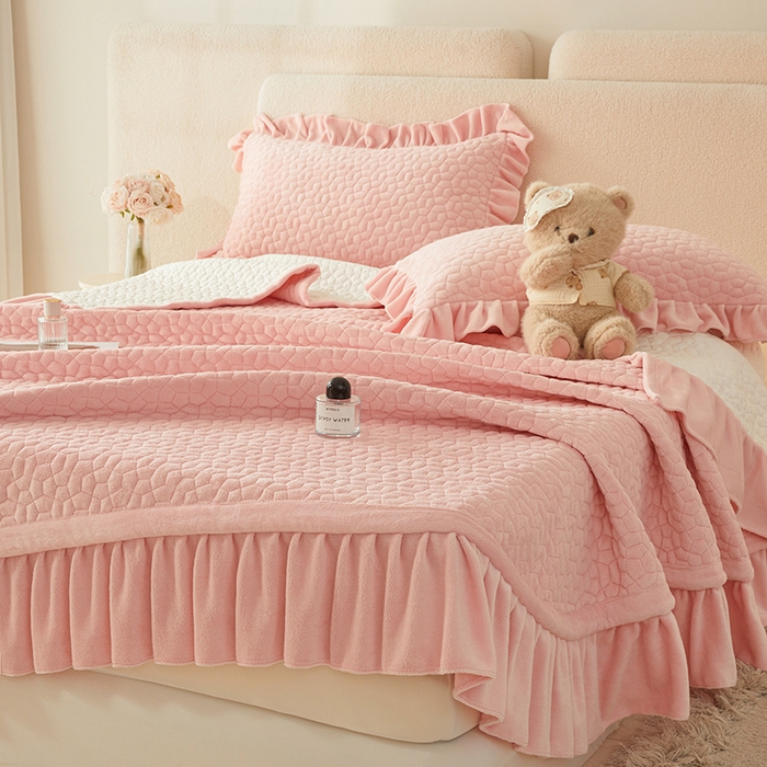 91家纺网 家纺一手货源 找家纺 紫碧螺家纺 2025新款牛奶绒绗绣裙式床盖三件套 粉色