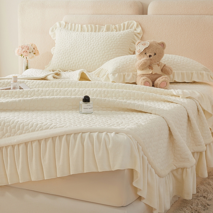 91家纺网 家纺一手货源 找家纺 紫碧螺家纺 2025新款牛奶绒绗绣裙式床盖三件套 奶白