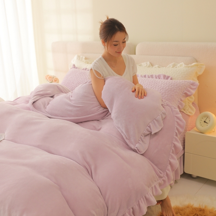 91家纺网 家纺一手货源 找家纺 紫碧螺家纺 2025新款牛奶绒绗绣裙式床盖三件套 浅紫