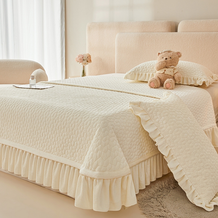 91家纺网 家纺一手货源 找家纺 紫碧螺家纺 2025新款牛奶绒绗绣裙式床盖三件套 奶白