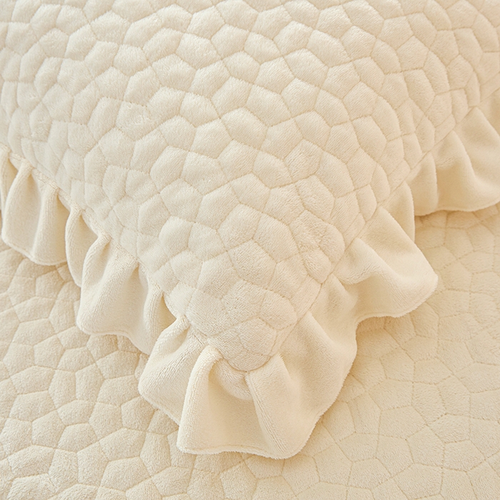 91家纺网 家纺一手货源 找家纺 紫碧螺家纺 2025新款牛奶绒绗绣裙式床盖三件套 奶白