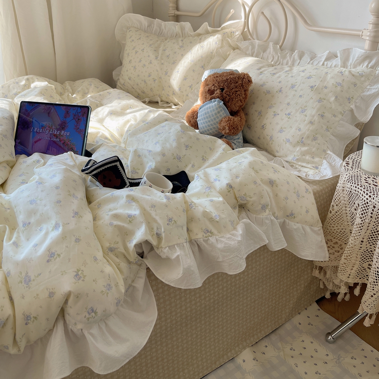 91家纺网 家纺一手货源 找家纺 六巷胡同 2026春夏新款INS博主风韩系小碎花全棉花边款四件套 知棠