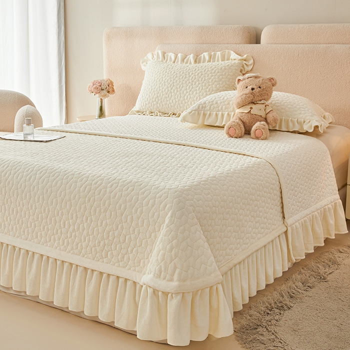 91家纺网 家纺一手货源 找家纺 紫碧螺家纺 2025新款牛奶绒绗绣裙式床盖三件套 奶白