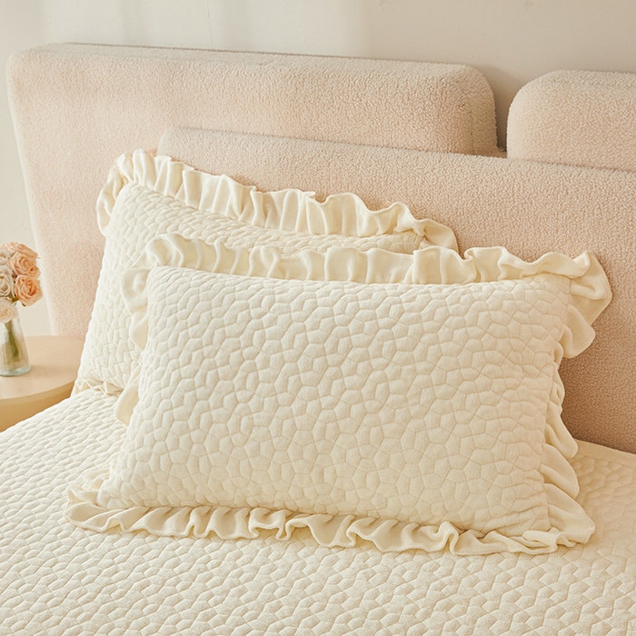 91家纺网 家纺一手货源 找家纺 紫碧螺家纺 2025新款牛奶绒绗绣裙式床盖三件套 奶白