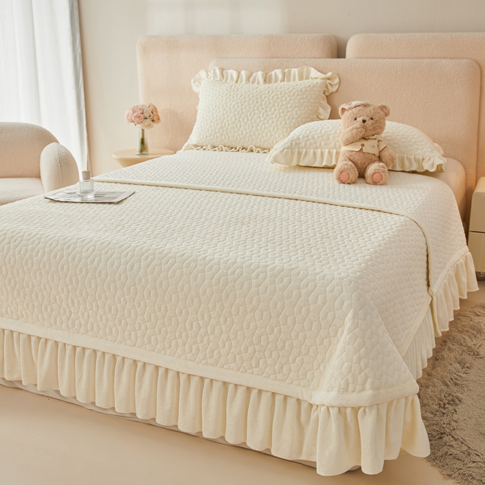 91家纺网 家纺一手货源 找家纺 紫碧螺家纺 2025新款牛奶绒绗绣裙式床盖三件套 奶白