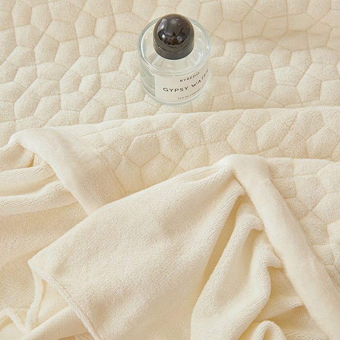 91家纺网 家纺一手货源 找家纺 紫碧螺家纺 2025新款牛奶绒绗绣裙式床盖三件套 奶白