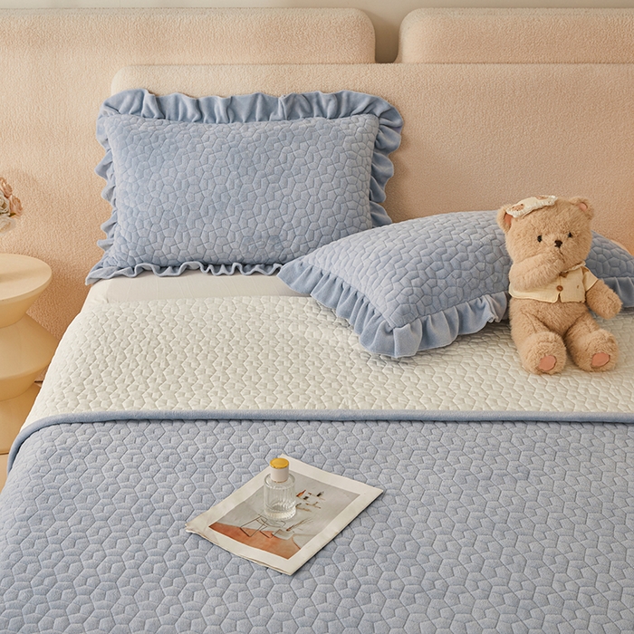 91家纺网 家纺一手货源 找家纺 紫碧螺家纺 2025新款牛奶绒绗绣裙式床盖三件套 银灰