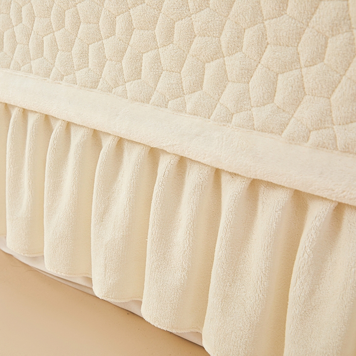 91家纺网 家纺一手货源 找家纺 紫碧螺家纺 2025新款牛奶绒绗绣裙式床盖三件套 奶白