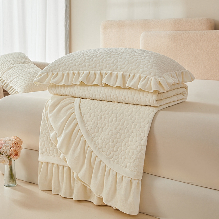 91家纺网 家纺一手货源 找家纺 紫碧螺家纺 2025新款牛奶绒绗绣裙式床盖三件套 奶白