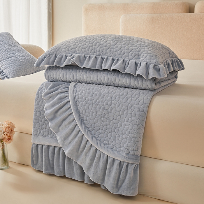 91家纺网 家纺一手货源 找家纺 紫碧螺家纺 2025新款牛奶绒绗绣裙式床盖三件套 银灰