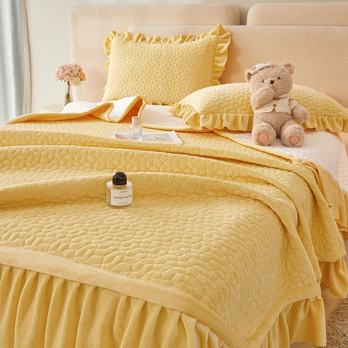 91家纺网 家纺一手货源 找家纺 紫碧螺家纺 2025新款牛奶绒绗绣裙式床盖三件套 暖黄