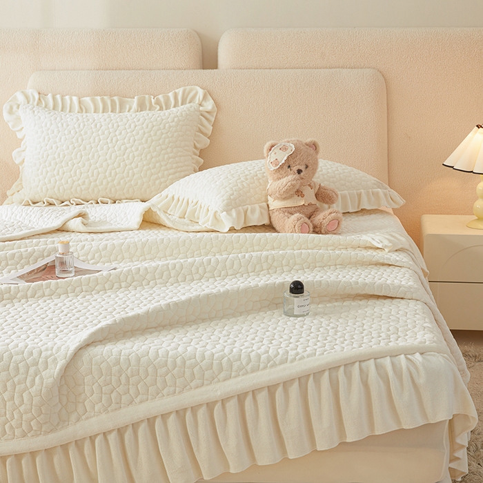 91家纺网 家纺一手货源 找家纺 紫碧螺家纺 2025新款牛奶绒绗绣裙式床盖三件套 奶白