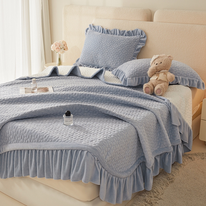 91家纺网 家纺一手货源 找家纺 紫碧螺家纺 2025新款牛奶绒绗绣裙式床盖三件套 银灰