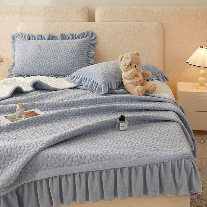 91家纺网 家纺一手货源 找家纺 紫碧螺家纺 2025新款牛奶绒绗绣裙式床盖三件套 银灰