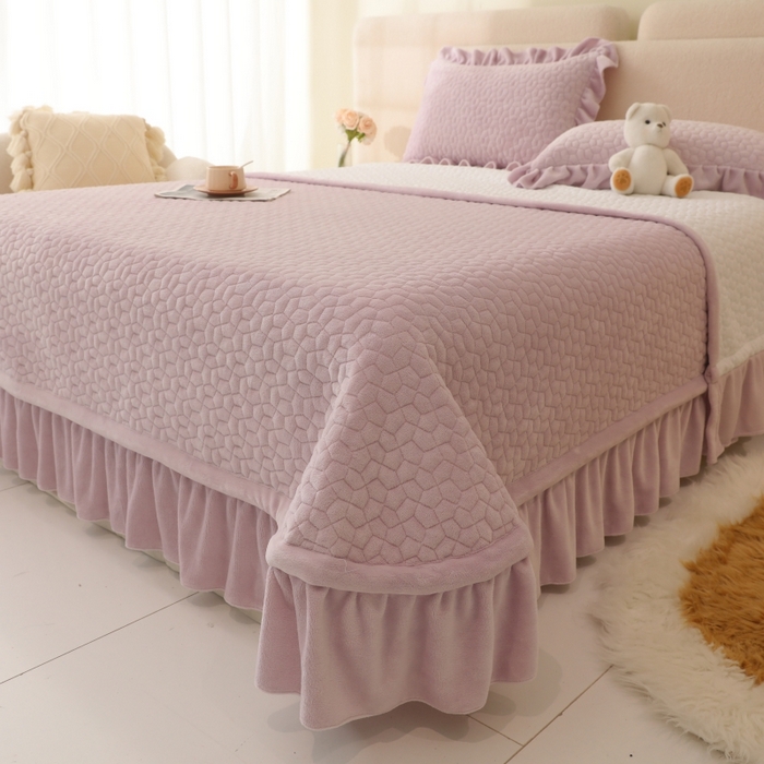 91家纺网 家纺一手货源 找家纺 紫碧螺家纺 2025新款牛奶绒绗绣裙式床盖三件套 浅紫