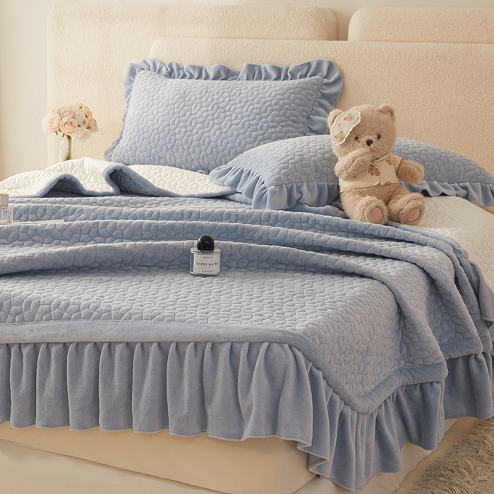 91家纺网 家纺一手货源 找家纺 紫碧螺家纺 2025新款牛奶绒绗绣裙式床盖三件套 银灰