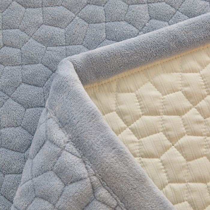 91家纺网 家纺一手货源 找家纺 紫碧螺家纺 2025新款牛奶绒绗绣裙式床盖三件套 银灰