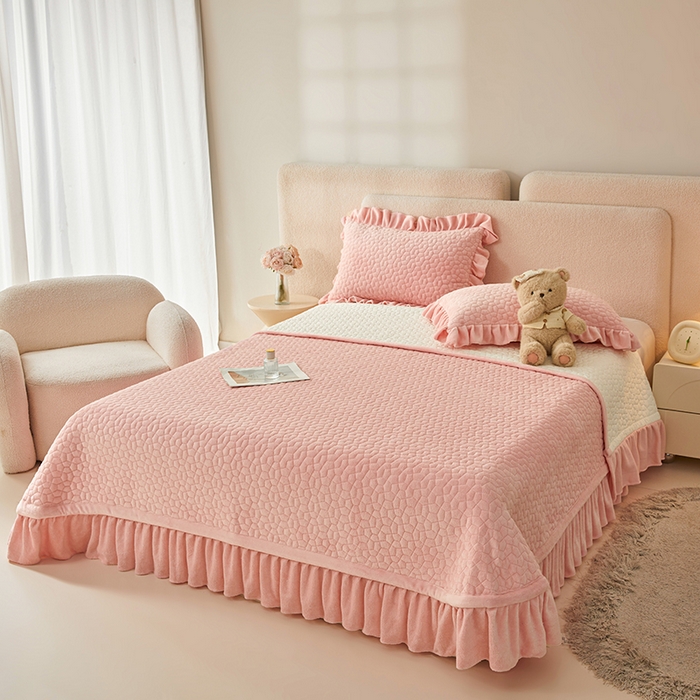 91家纺网 家纺一手货源 找家纺 紫碧螺家纺 2025新款牛奶绒绗绣裙式床盖三件套 粉色