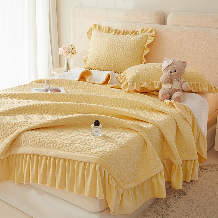 91家纺网 家纺一手货源 找家纺 紫碧螺家纺 2025新款牛奶绒绗绣裙式床盖三件套 暖黄