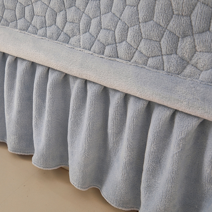 91家纺网 家纺一手货源 找家纺 紫碧螺家纺 2025新款牛奶绒绗绣裙式床盖三件套 银灰