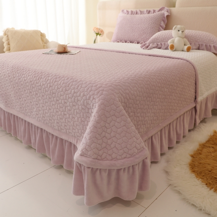 91家纺网 家纺一手货源 找家纺 紫碧螺家纺 2025新款牛奶绒绗绣裙式床盖三件套 浅紫