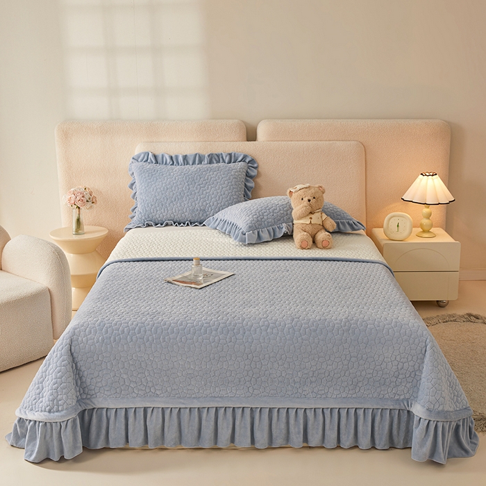 91家纺网 家纺一手货源 找家纺 （总）紫碧螺家纺 2025新款牛奶绒绗绣裙式床盖三件套