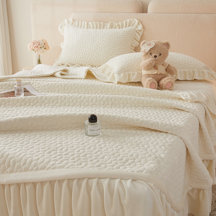 91家纺网 家纺一手货源 找家纺 紫碧螺家纺 2025新款牛奶绒绗绣裙式床盖三件套 奶白