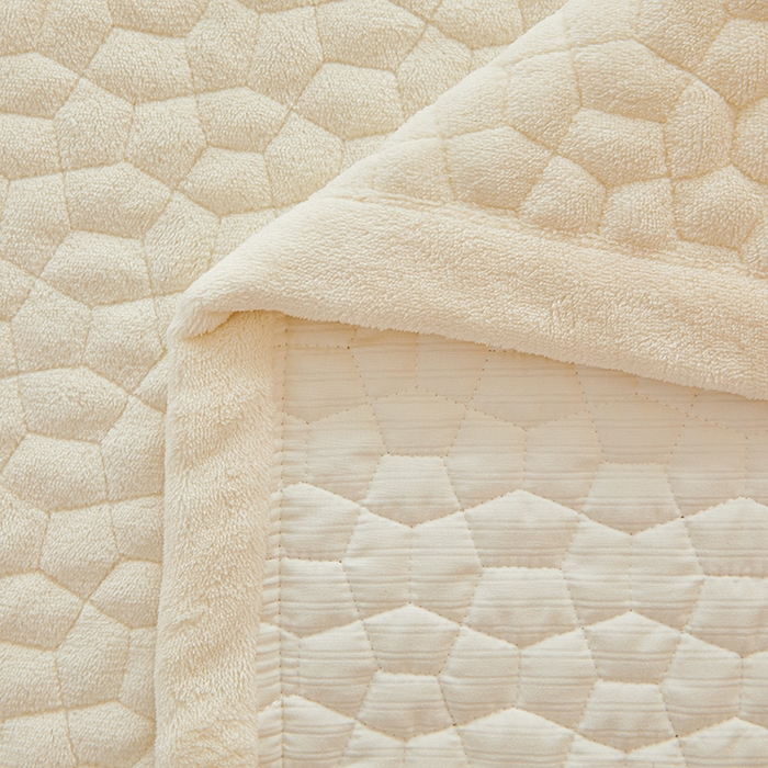 91家纺网 家纺一手货源 找家纺 紫碧螺家纺 2025新款牛奶绒绗绣裙式床盖三件套 奶白