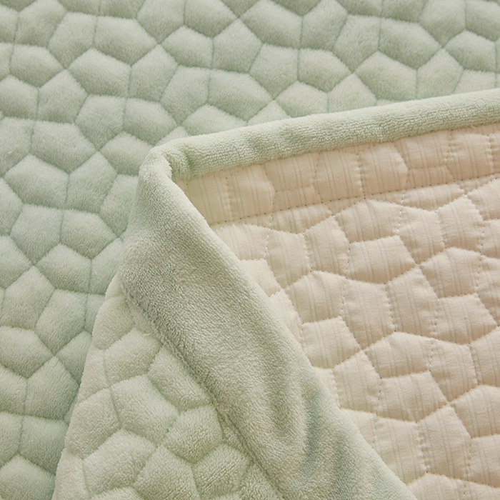 91家纺网 家纺一手货源 找家纺 紫碧螺家纺 2025新款牛奶绒绗绣裙式床盖三件套 绿色