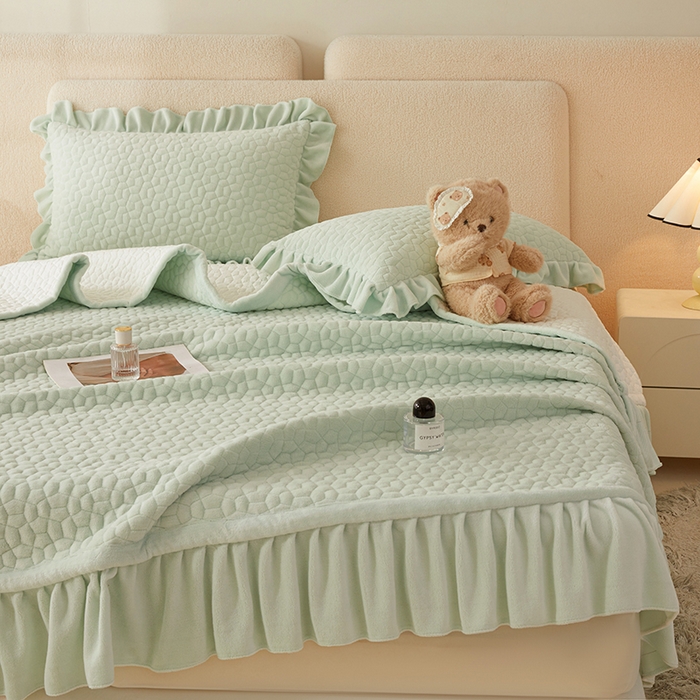 91家纺网 家纺一手货源 找家纺 紫碧螺家纺 2025新款牛奶绒绗绣裙式床盖三件套 绿色