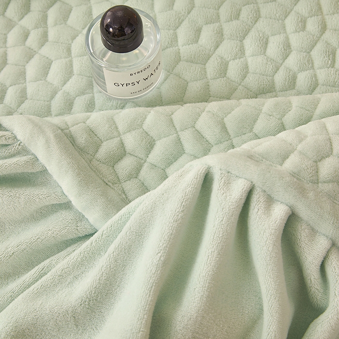 91家纺网 家纺一手货源 找家纺 紫碧螺家纺 2025新款牛奶绒绗绣裙式床盖三件套 绿色