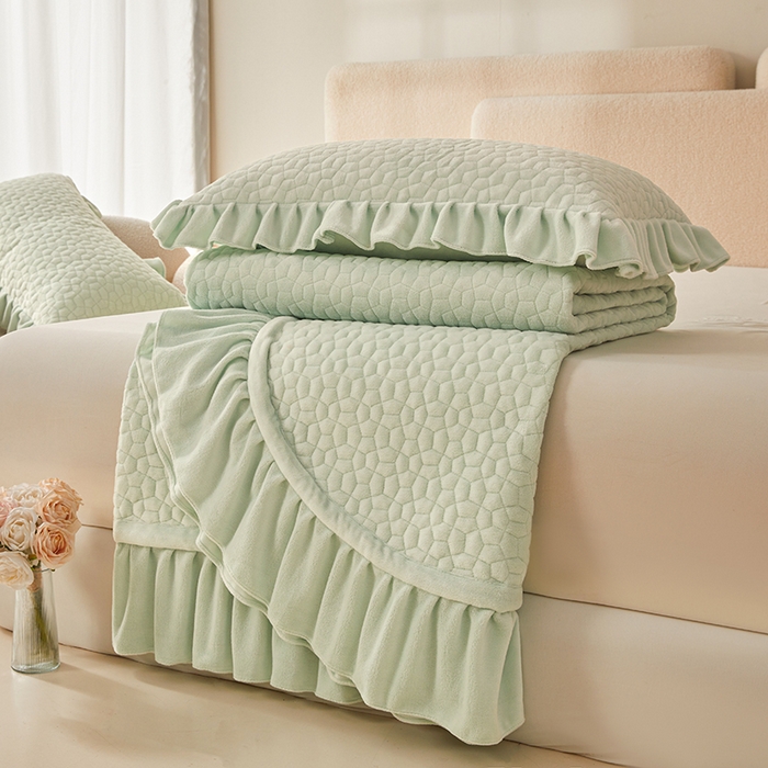 91家纺网 家纺一手货源 找家纺 紫碧螺家纺 2025新款牛奶绒绗绣裙式床盖三件套 绿色