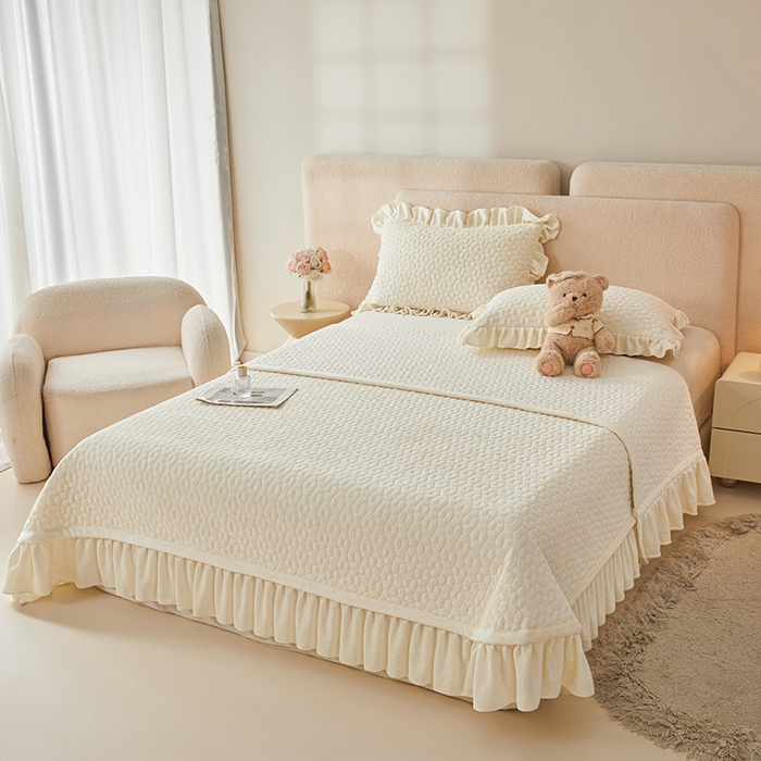 91家纺网 家纺一手货源 找家纺 紫碧螺家纺 2025新款牛奶绒绗绣裙式床盖三件套 奶白