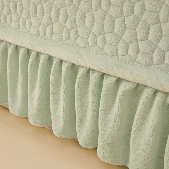 91家纺网 家纺一手货源 找家纺 紫碧螺家纺 2025新款牛奶绒绗绣裙式床盖三件套 绿色