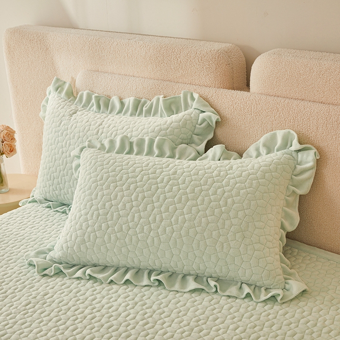 91家纺网 家纺一手货源 找家纺 紫碧螺家纺 2025新款牛奶绒绗绣裙式床盖三件套 绿色