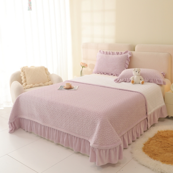 91家纺网 家纺一手货源 找家纺 紫碧螺家纺 2025新款牛奶绒绗绣裙式床盖三件套 浅紫