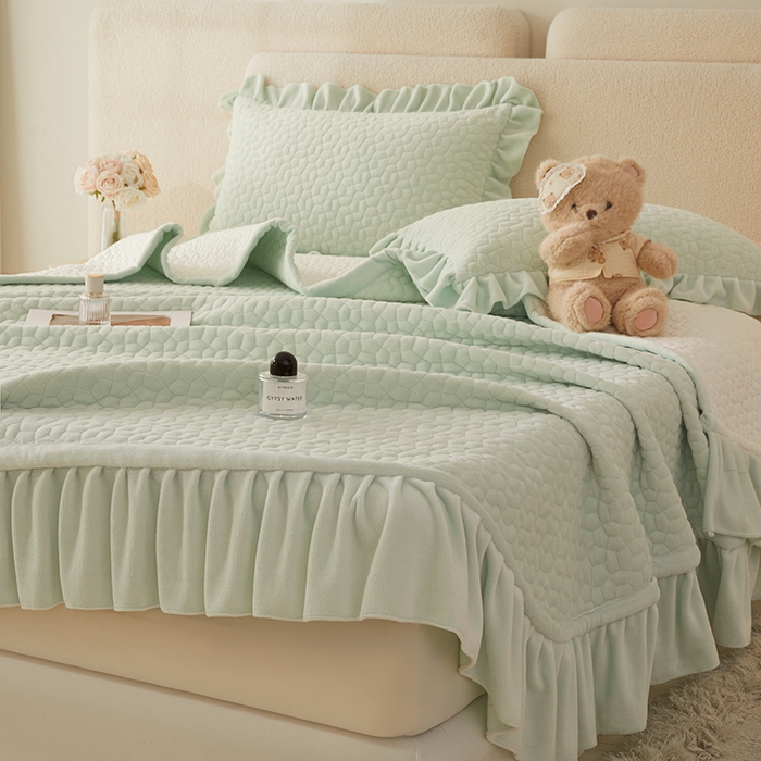 91家纺网 家纺一手货源 找家纺 紫碧螺家纺 2025新款牛奶绒绗绣裙式床盖三件套 绿色