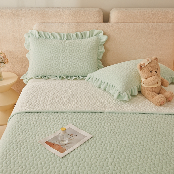 91家纺网 家纺一手货源 找家纺 紫碧螺家纺 2025新款牛奶绒绗绣裙式床盖三件套 绿色