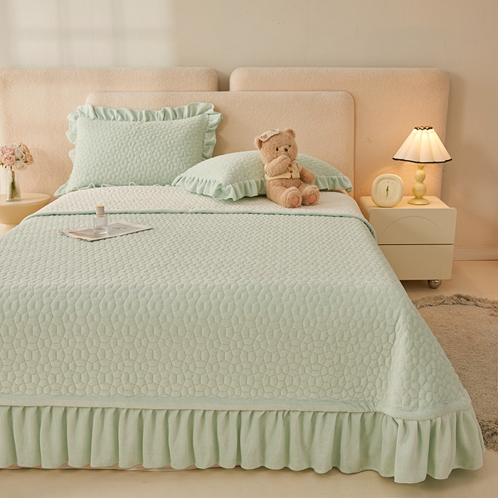 91家纺网 家纺一手货源 找家纺 紫碧螺家纺 2025新款牛奶绒绗绣裙式床盖三件套 绿色