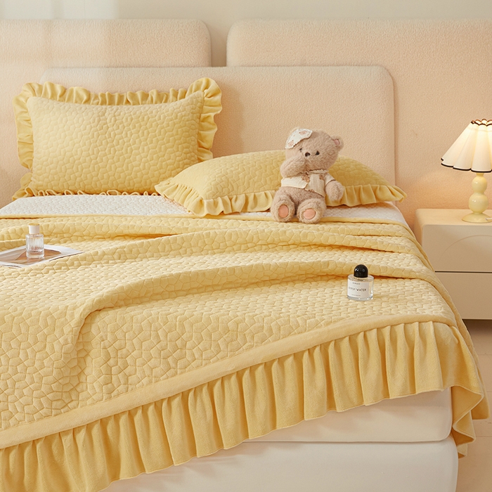 91家纺网 家纺一手货源 找家纺 紫碧螺家纺 2025新款牛奶绒绗绣裙式床盖三件套 暖黄