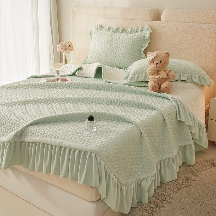 91家纺网 家纺一手货源 找家纺 紫碧螺家纺 2025新款牛奶绒绗绣裙式床盖三件套 绿色