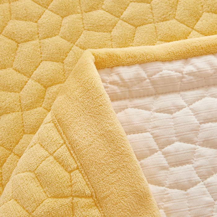 91家纺网 家纺一手货源 找家纺 紫碧螺家纺 2025新款牛奶绒绗绣裙式床盖三件套 暖黄