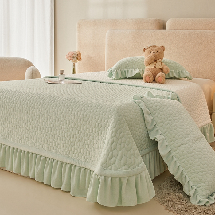 91家纺网 家纺一手货源 找家纺 紫碧螺家纺 2025新款牛奶绒绗绣裙式床盖三件套 绿色