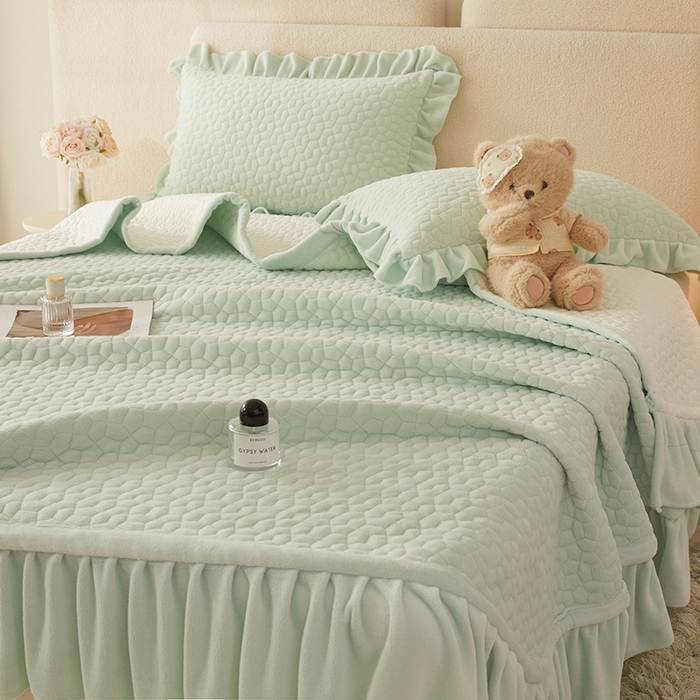 91家纺网 家纺一手货源 找家纺 紫碧螺家纺 2025新款牛奶绒绗绣裙式床盖三件套 绿色