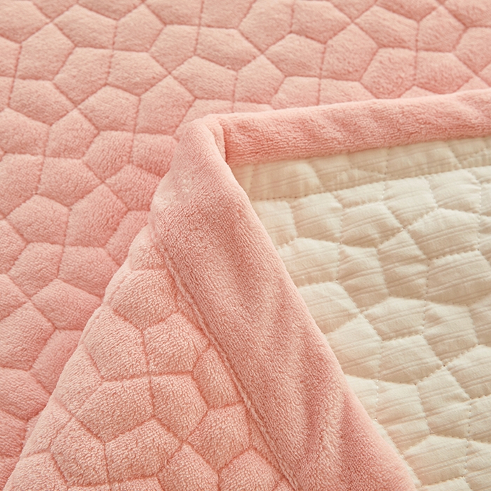 91家纺网 家纺一手货源 找家纺 紫碧螺家纺 2025新款牛奶绒绗绣裙式床盖三件套 粉色