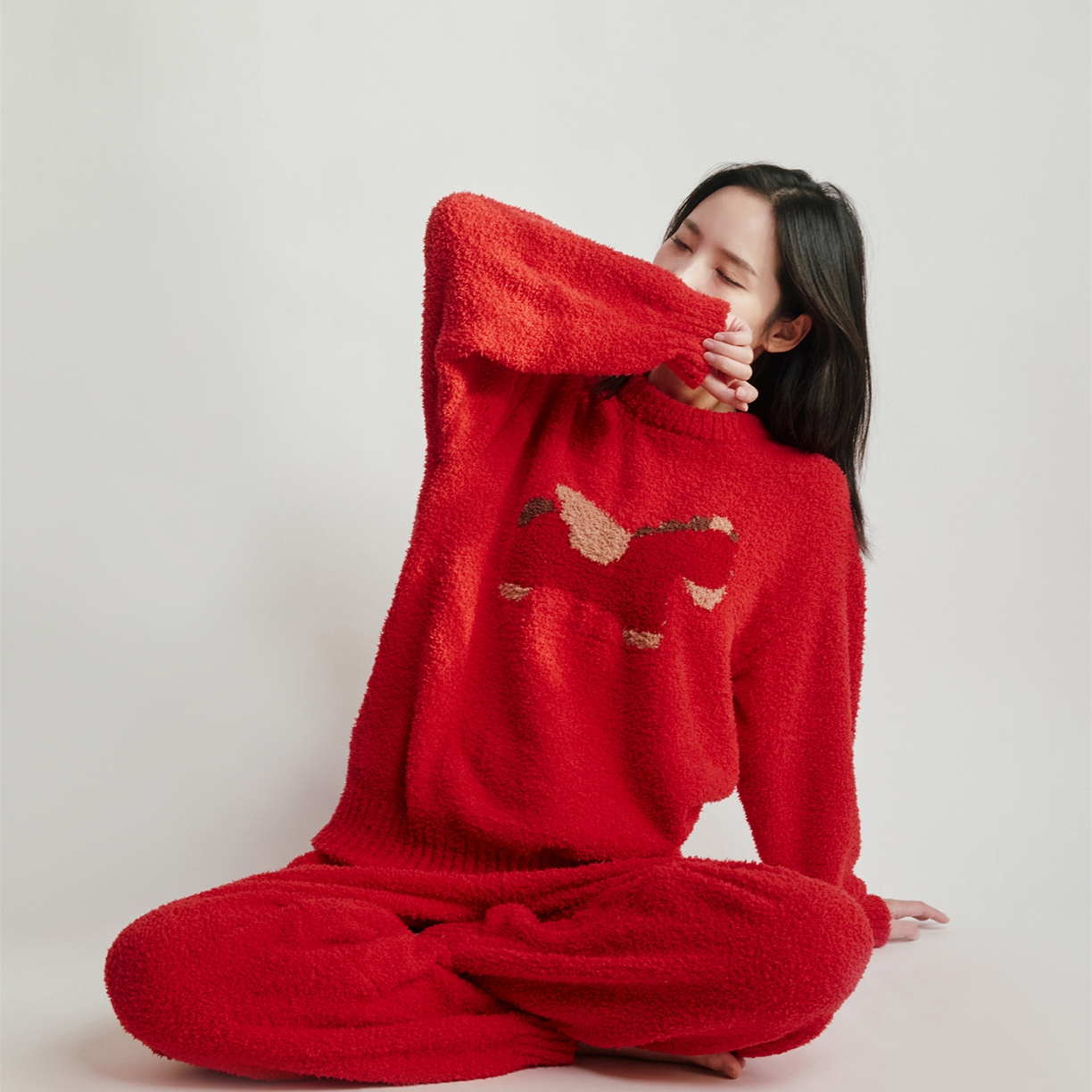 91家纺网 家纺一手货源 找家纺 （总）暖绵绵家纺 2025新款毛茸茸小猫毯子毛毯抱枕含芯-黑糖【券后最低零售价：毯子173元、抱枕（含芯）153元】